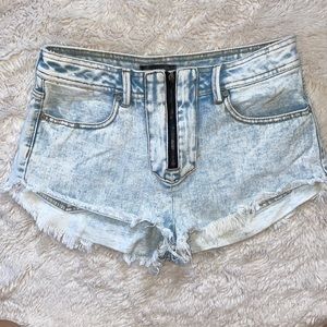 Kendall & Kylie  HR zip up mini denim shorts